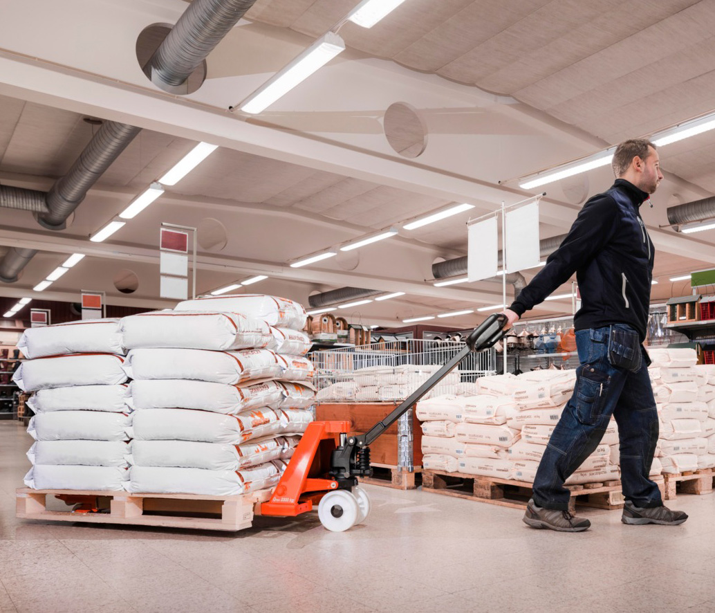 Transpallet manuale Toyota in negozio