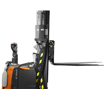 Toyota Material Handling: BT Staxio SPE120XRD con forche inclinate