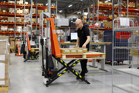 Toyota Material Handling: Transpallet manuale a pantografo con sollevamento elettrico e freno di servizio_6