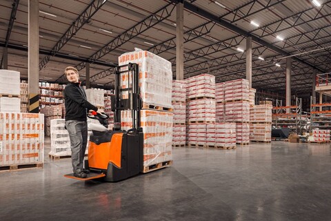 Toyota Material Handling: BT Staxio con pedana operatore 2.0t e bracci di supporto elevabili_3